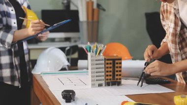 Genç Asyalı adam ve kadın mimar ofiste.