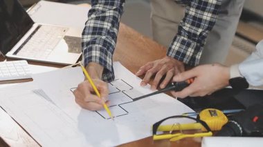 Genç mimar ofiste bir proje üzerinde çalışıyor.