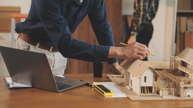 Mimar mühendisi planlar, ofiste inşaat planı, proje planlaması, mimari proje, plan ve mühendislik tasarım konsepti ile çalışıyor..