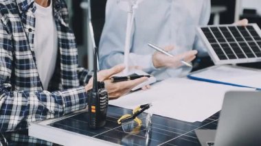 Güneş panelini tutan insan ellerine yakın çekim