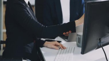 Modern bilgisayar ofisinde çalışan iş adamları