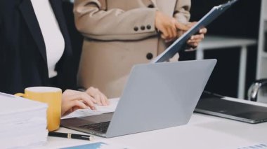 Ofiste çalışan iş adamları