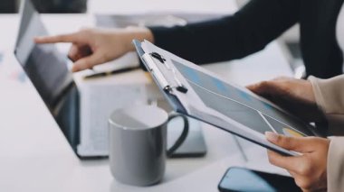 Modern ofiste otururken iş adamlarının tablet bilgisayar kullanmalarını ve kahve içmelerini engelle