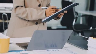 İş yerindeki ofisinde tableti olan genç bir kadın..