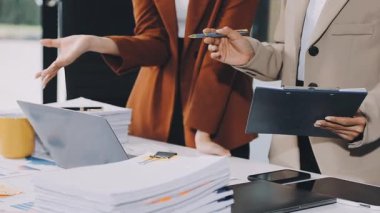 Takım elbiseli genç iş kadını elinde belgelerle