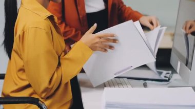 Elinde kalem ve dizüstü bilgisayarı olan bir kadın. iş kavramı