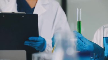 Laboratuvarda mikroskobu olan bilim adamı