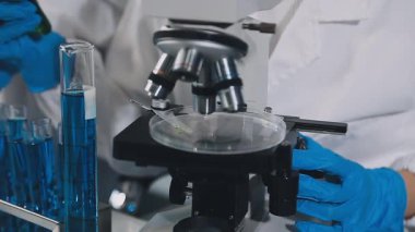 Laboratuvarda mikroskop.