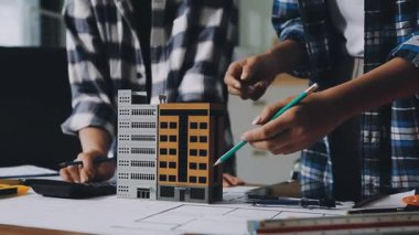 İnşaat alanının planına sahip mimar, mühendis veya mimar.