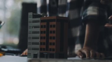 İnşaat işçisi ev modeli üzerinde çalışıyor.