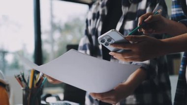 Ofiste tabletle çalışan tasarımcının yakın görünümü