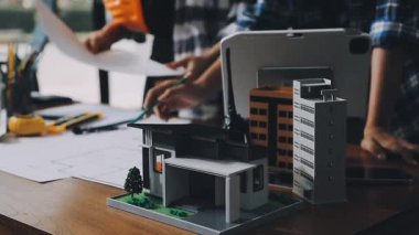 Masada modelle çalışan mimar