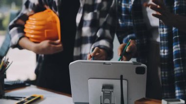 Modern Ofiste Akıllı Telefon kullanan genç adam