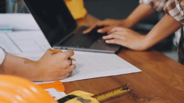 bilgisayar Office ile çalışan genç bir mühendis