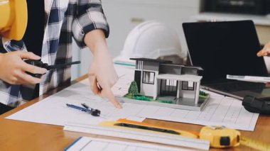 Mimari proje ve plan üzerinde çalışan mimar mühendisi, emlak ve mühendislik konsepti, inşaat ve mühendislik tasarım konsepti.