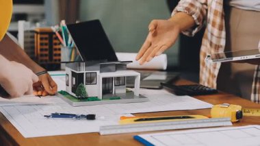 İnşaat evinde çalışan mühendis, emlak konsepti.