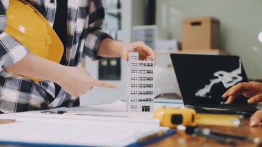 Mimar mühendisi planlar üzerinde çalışıyor ve ofiste planlar çiziyor, inşaat konsepti