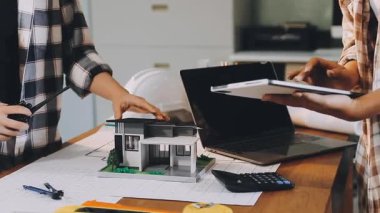 Emlakçı ve ev işlerinde çalışan bir adam.,