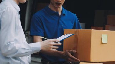 Paket kutusu taşıyan teslimatçı..