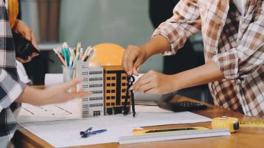 Mühendis mimar proje üzerinde çalışıyor, ofis inşa konsepti