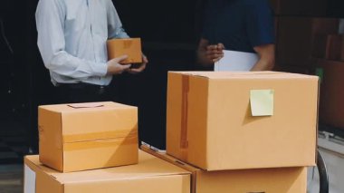 Bulanık ofis geçmişinde kutuları olan bir adam.