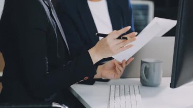 İş kadını ofiste dizüstü bilgisayarla çalışıyor.