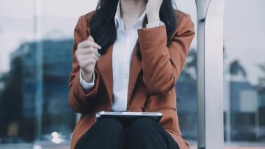 Genç Asyalı işkadını Smartphone kullanarak