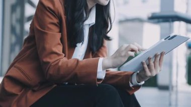 Tabletli genç bir kadın.