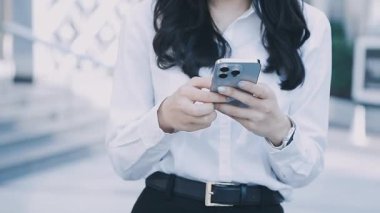 Akıllı telefon kullanan kadın