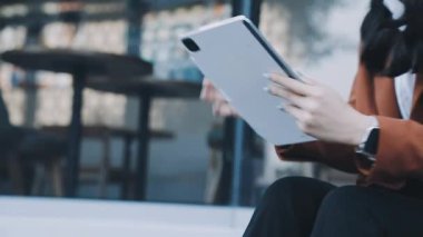 İş kadını iş yerinde rahatlamak için dijital tablet kullanıyor