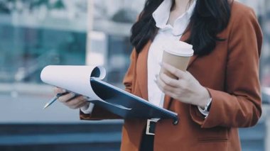 Evrakları olan bir iş kadını.