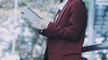 Genç Asyalı iş kadını dijital tablet kullanıyor