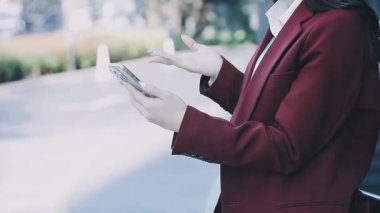 Şehirde akıllı telefon kullanan bir kadın..