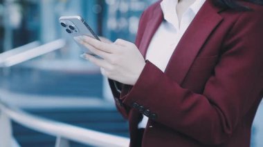 Cep telefonu kullanan genç kadın.