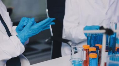 Laboratuvardaki bilim adamlarını kapatın.