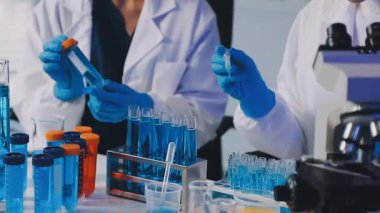 Laboratuvar asistanı bir kimya laboratuvarında çalışıyor..