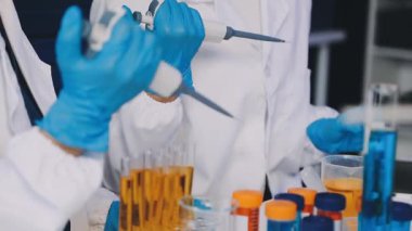 Laboratuvarda bilim adamının yakın çekimi.