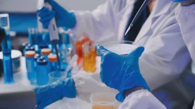 Laboratuvardaki bilim adamının görüntüsünü kapat