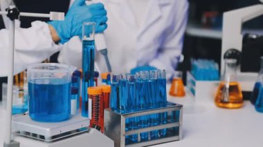 Laboratuar mikroskobu ile bilim adamı