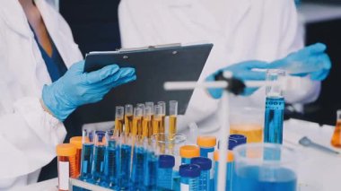 Laboratuvarda çalışan bilim adamı..