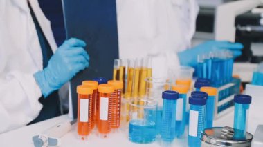 Tüp bebek ile çalışan laboratuvar asistanı