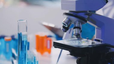 Laboratuvarda çalışan bilim adamı.