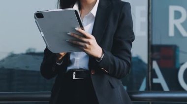 Ofiste dijital tablet kullanan iş kadını