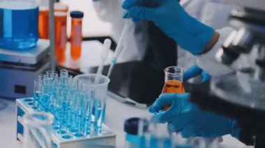 Laboratuvar ekipmanlarını test tüpleriyle kapatın..