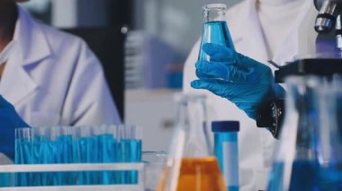 Test tüpleri ile çalışan laboratuvar asistanı