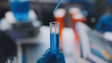 Mavi camlı laboratuvar test tüpü. bilim araştırması