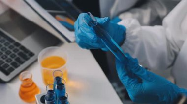 Doktor test tüplerini hazırlıyor. Kapat - kapat