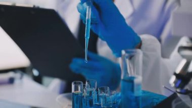 Bilim adamı holding tüp laboratuvar.