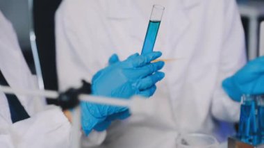 Laboratuvarda laboratuvar asistanı.