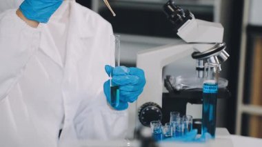 Laboratuvarda çalışan bilim adamı..